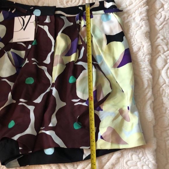 Diane Von Furstenberg DVF Donovan Shorts in Pop Meadow Brown - Picture 5 of 7